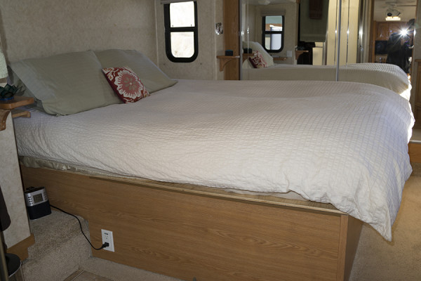 fifth-wheel-bedroom