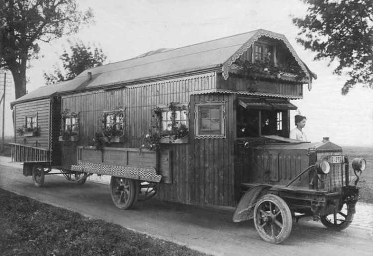 Germany 1922: A wheeled country house for a whol e family is shown. The caravan consists of living room, three bedrooms and the kitchen.