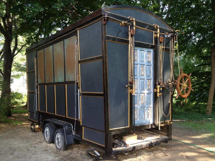 steampunk-tinyhouse-closed-ChlieBarcelou
