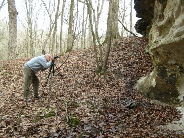 senior-photographer-in-woods